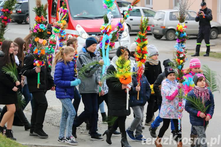 Procesja z palmami wielkanocnymi w Zręcinie