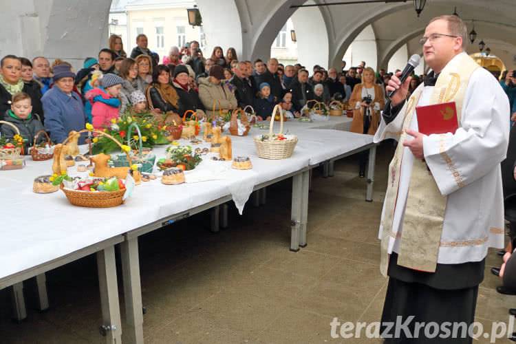 Święcenie pokarmów wielkanocnych na krośnieńskim Rynku