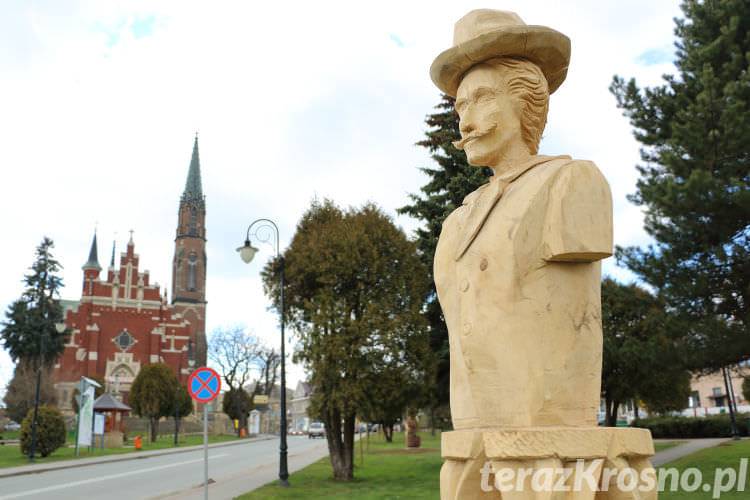 Na korczyńskim rynku stanęły rzeźby