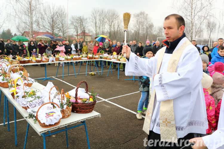 Święcenie pokarmów wielkanocnych w Świerzowej Polskiej 