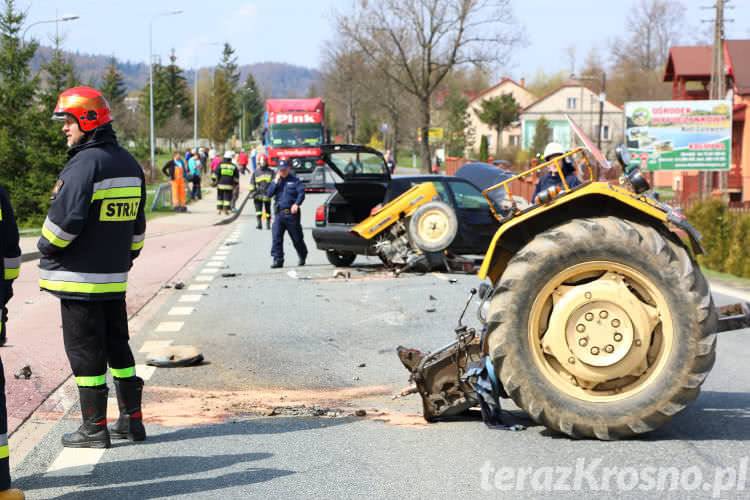 Głojsce. Samochód osobowy zderzył się z ciągnikiem rolniczym