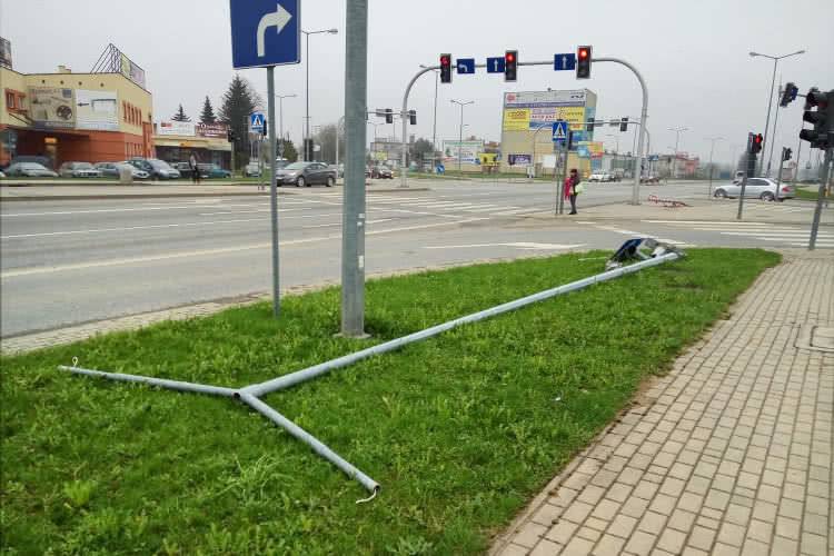 Auto na boku. Kierowca pijany