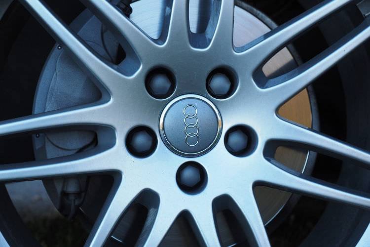 Kradli koła samochodowe. Wpadli w ręce policji