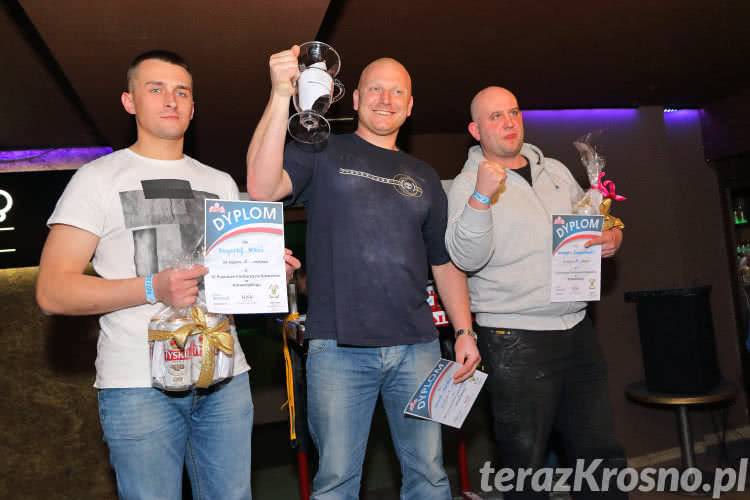 Amatorzy rywalizowali w siłowaniu na ręce [WIDEO]