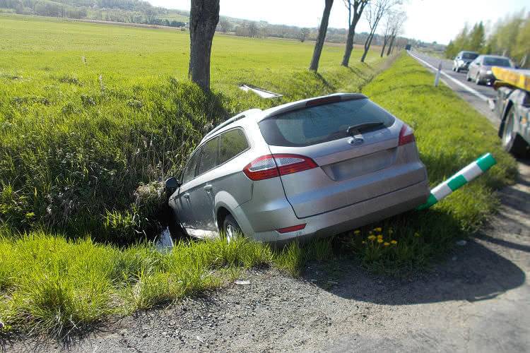 Kolizja w Rymanowie. Ford w rowie