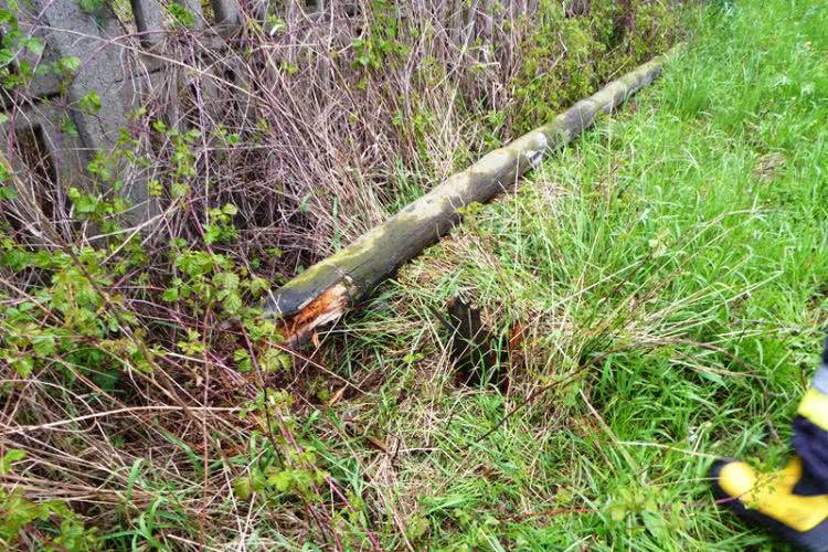 Słup telekomunikacyjny spadł na samochód