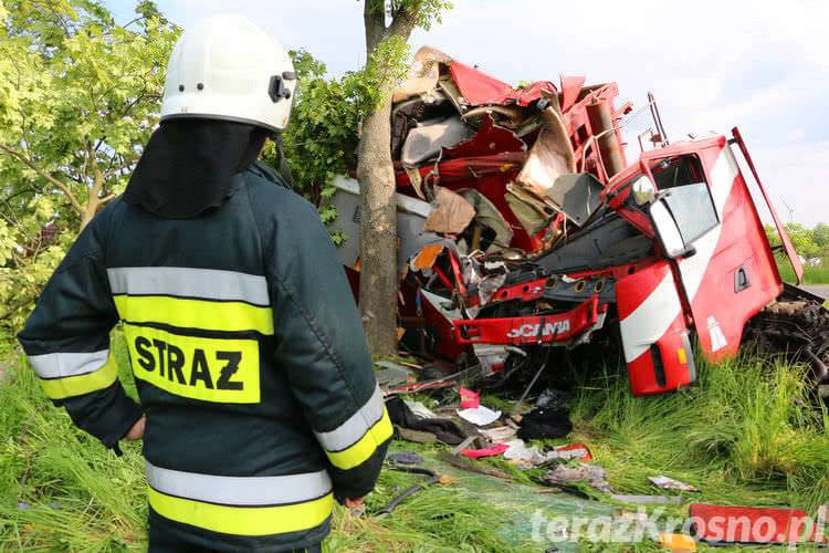 Zasnął za kierownicą ciężarówki i wjechał w drzewa