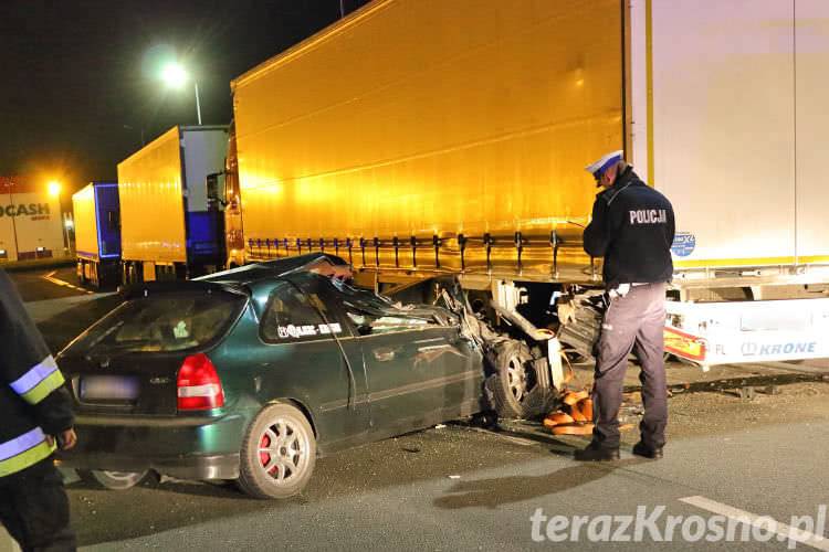 Honda uderzyła w naczepę ciągnika siodłowego