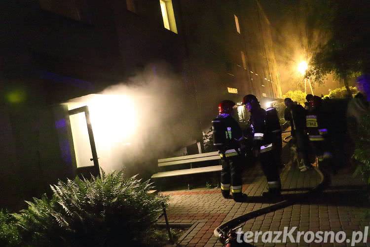 Bezmyślny piroman podpalił opony w bloku