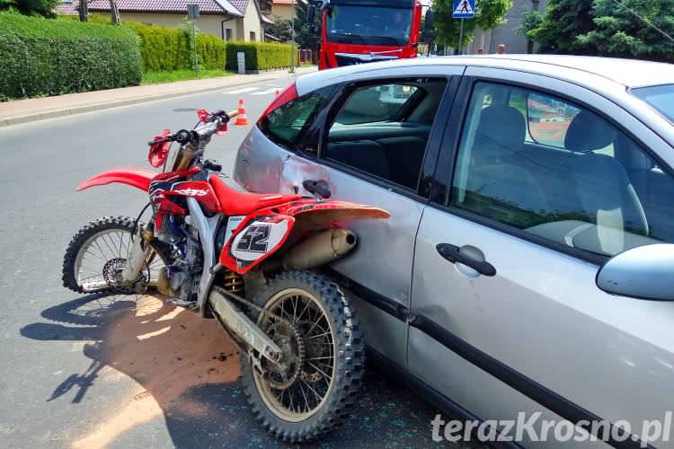 Wypadek na Żółkiewskiego. Motocykl wjechał w samochód