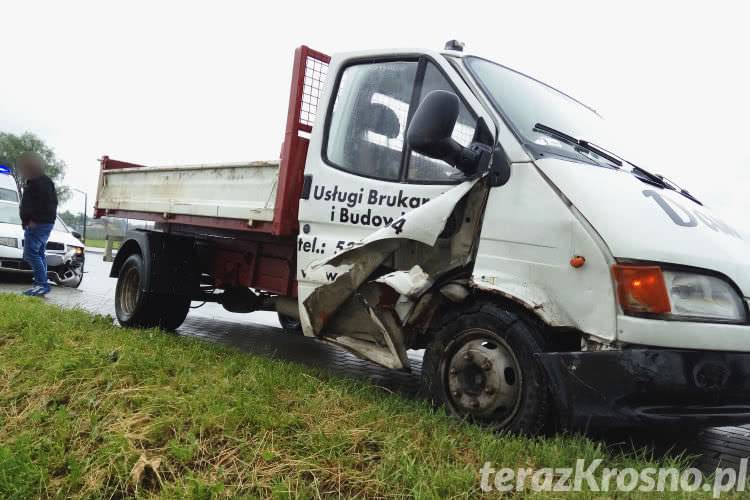 Kolizja na Zręcińskiej. Skoda rozpruła bok Forda