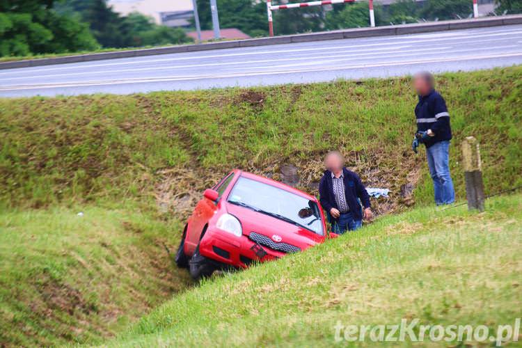 Krosno. Toyota zjechała z wysokiego nasypu