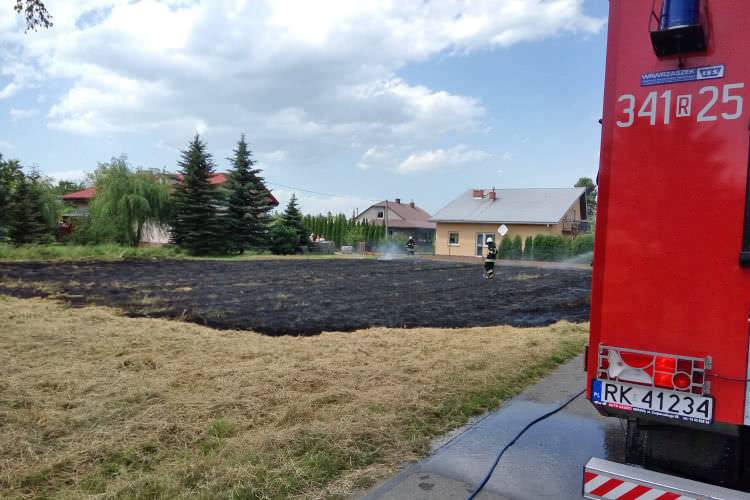 Pożar siana spowodował zagrożenie dla budynków