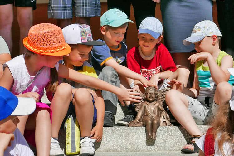 Aniołek Gabryś pojawił się przy szkole w Miejscu Piastowym