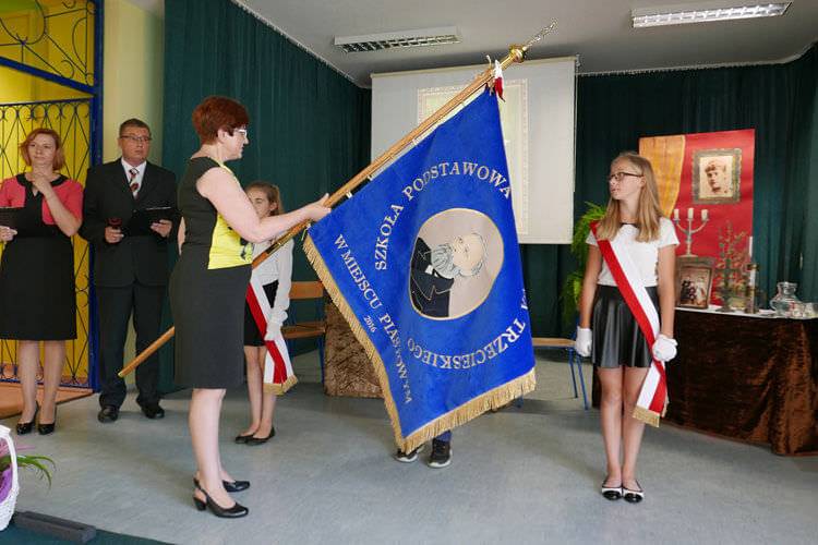 Tytus Trzecieski na sztandarze szkoły