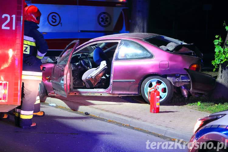Wypadek w Jedliczu. Honda uderzyła w drzewo