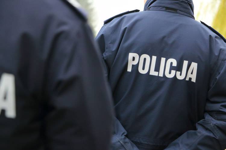 Policjanci uratowali 48-latka, który chciał skoczyć z mostu