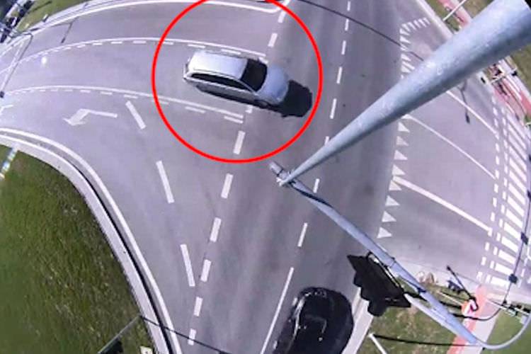 Pod prąd na Bieszczadzkiej. Rowerzystów uratował słup