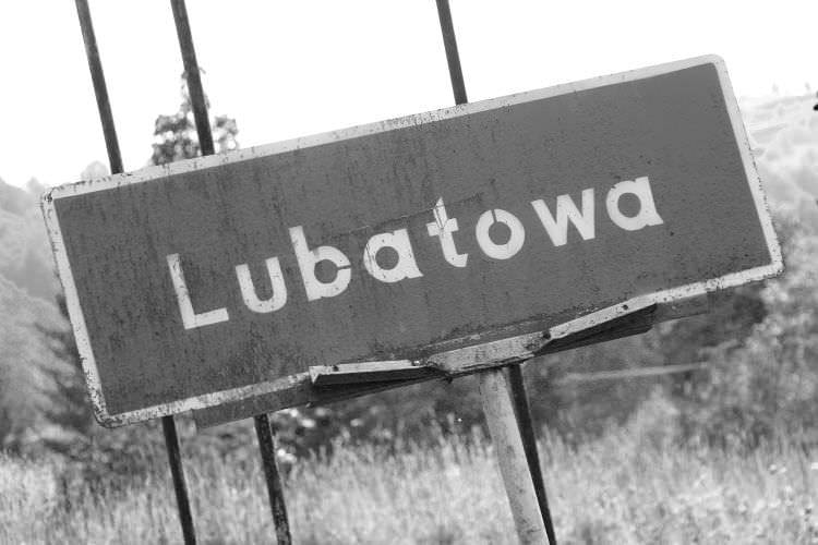 Tragiczny wypadek w Lubatowej. Kierowca najechał na leżącego na jezdni 22-latka