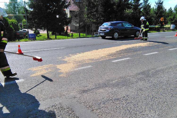 Zboże rozsypało się na drodze krajowej 28