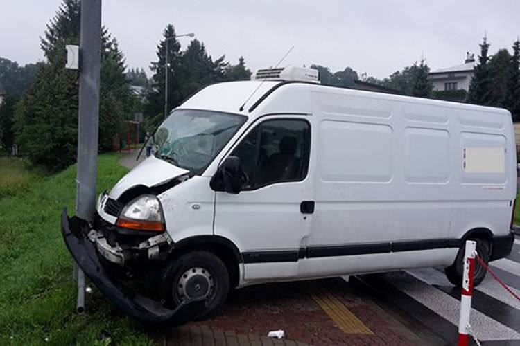 Zasnął za kierownicą, wjechał w słup
