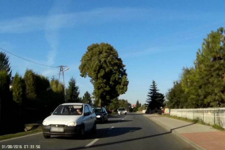 Kobieta za kierownicą wyprzedza na czołówkę