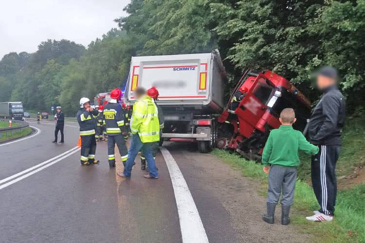 Kombornia. Ciężarówka wylądowała w rowie