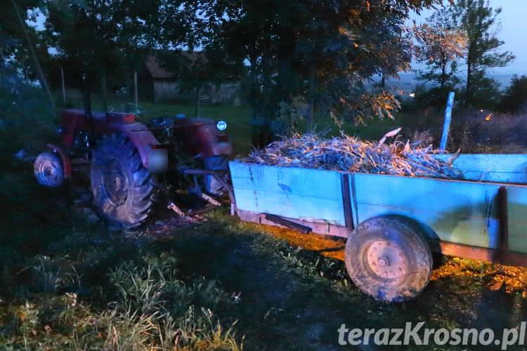 Motocyklista wjechał w przyczepę ciągnika
