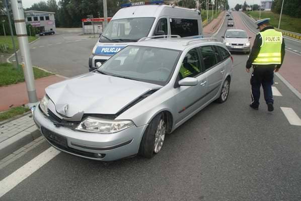 Pijany kierowca uciekał przed policją. Spowodował kolizję