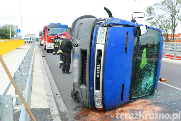 Zagapił się i wjechał w barierki. Śmieciarka na boku