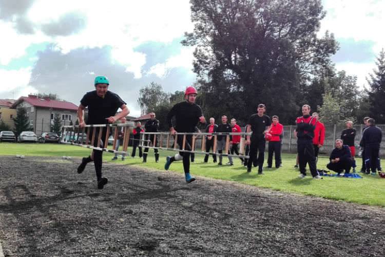 Strażacy rywalizowali we wspinaniu się za pomocą drabiny hakowej