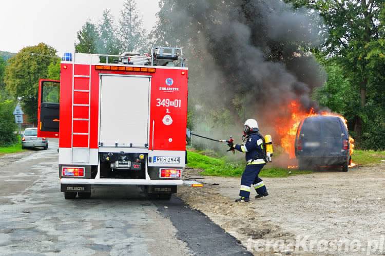 W Chorkówce spłonął peugeot [FOTO, WIDEO]