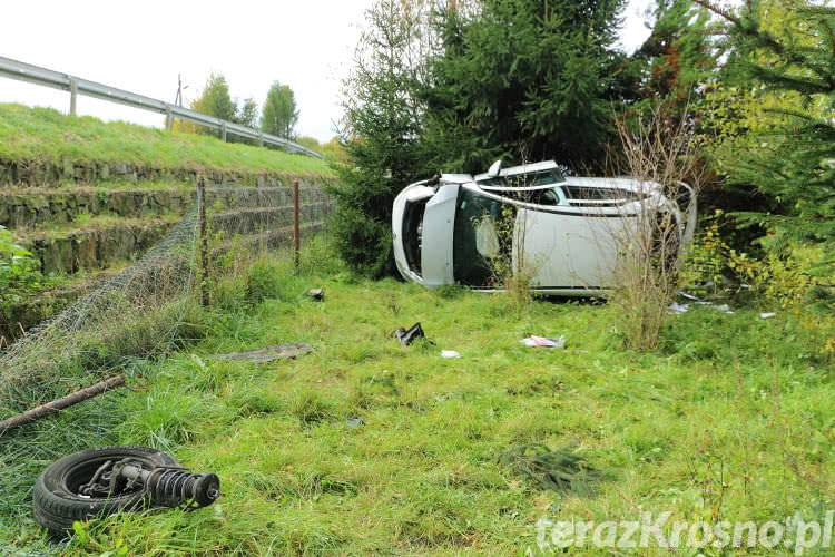 Miejsce Piastowe. Citroen wypadł z drogi, urwało się koło