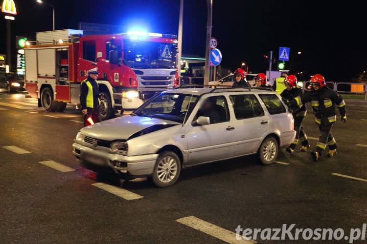 Kolizja na skrzyżowaniu, volkswageny rozbite