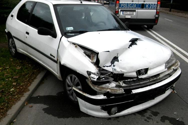 Zderzenie peugeota z renault w samo południe