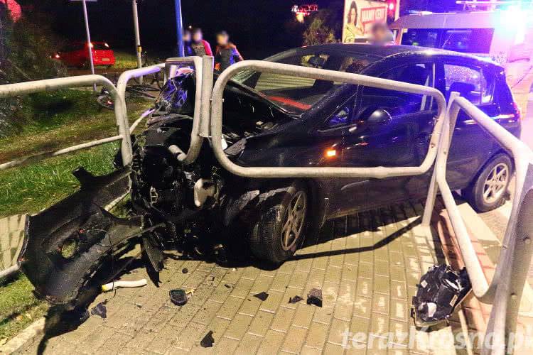 Opel wbił się w barierki