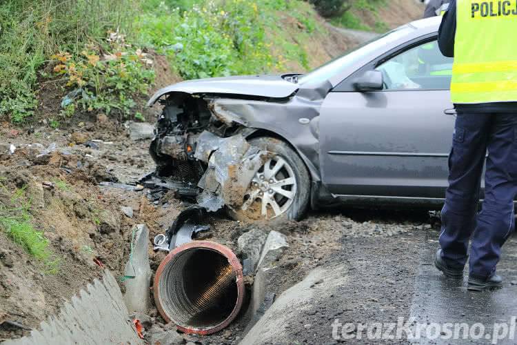 Krościenko Wyżne. Auto wjechało do rowu i uderzyło w przepust