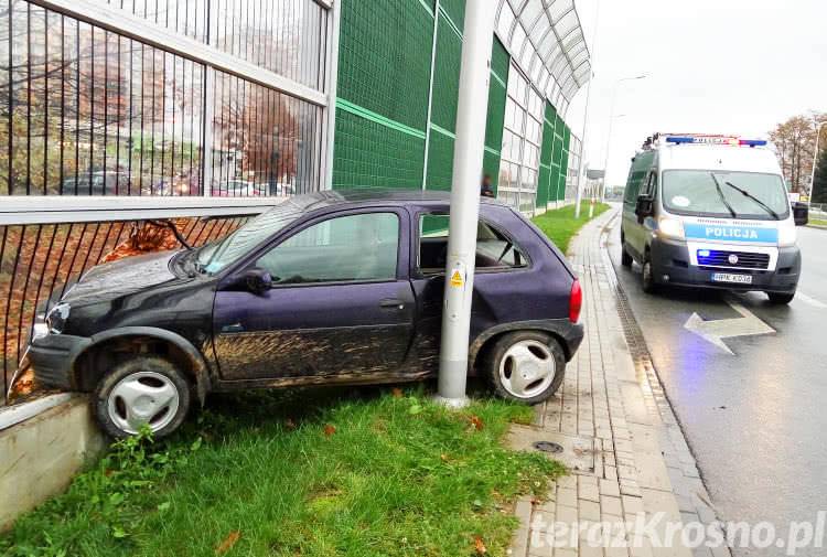 Starszy pan nie opanował samochodu i wjechał w ekran akustyczny