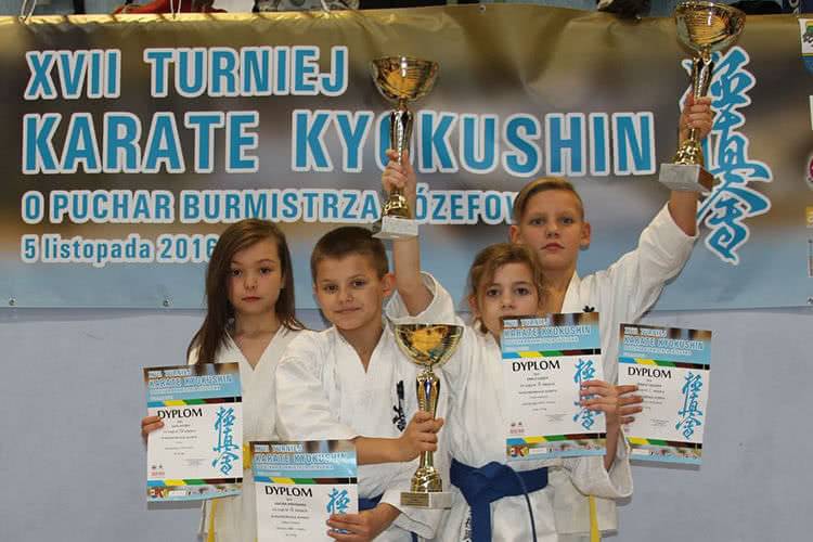 3 puchary indywidualnie w kumite zawodników Krośnieńskiego Klubu Karate Kyokushin