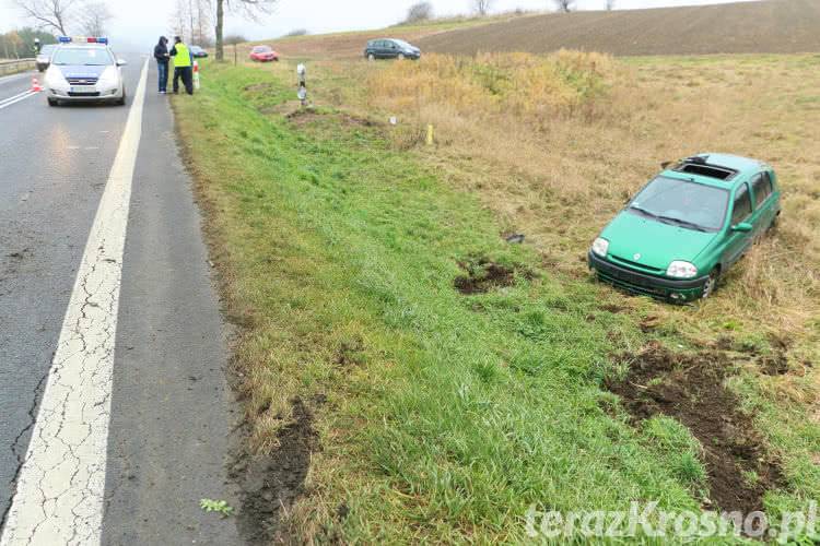 Renault dachowało, kobiety w szpitalu
