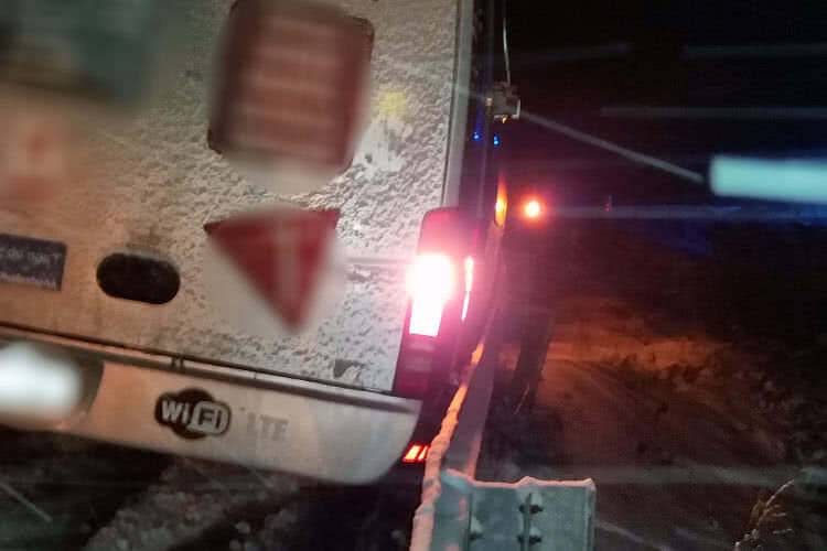 Bus uderzył w bariery