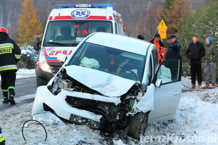 Uderzyła w stojący na poboczu inny samochód