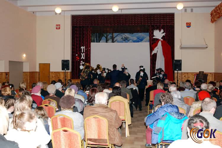 Święto Niepodległości w Łężanach. Tablica pamiątkowa upamiętniająca ppłk. Jakuba Kozioła