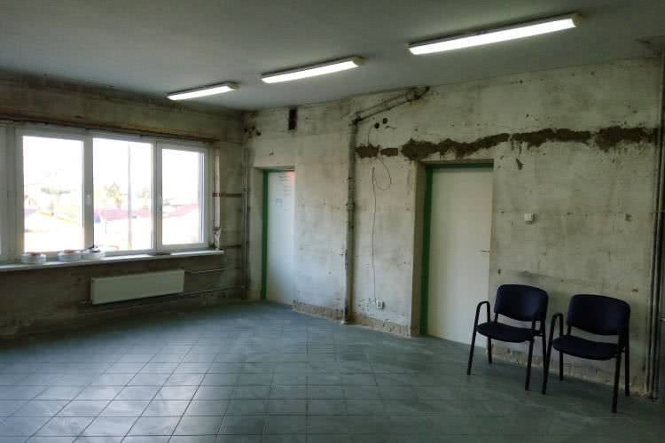 Trwa termomodernizacja budynku wielofunkcyjnego w Zręcinie