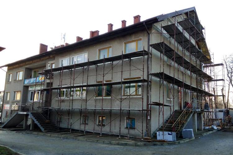 Trwa termomodernizacja budynku wielofunkcyjnego w Zręcinie