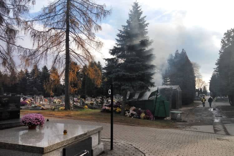 Krosno: Pożar kontenera na śmieci na cmentarzu