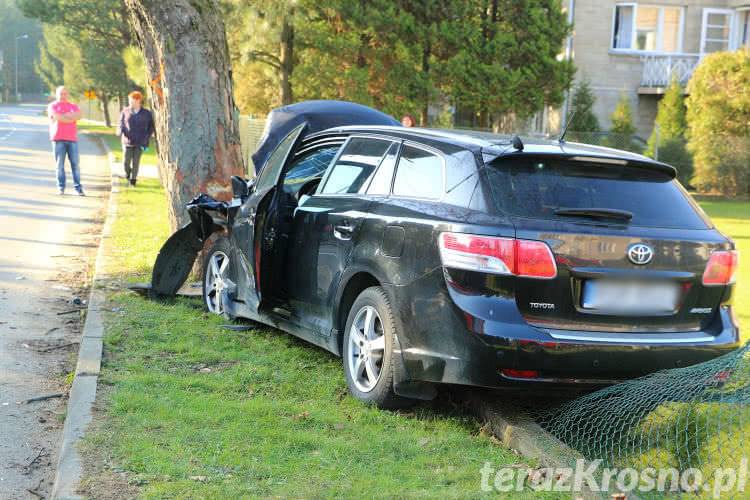 Toyota wbiła się w drzewo