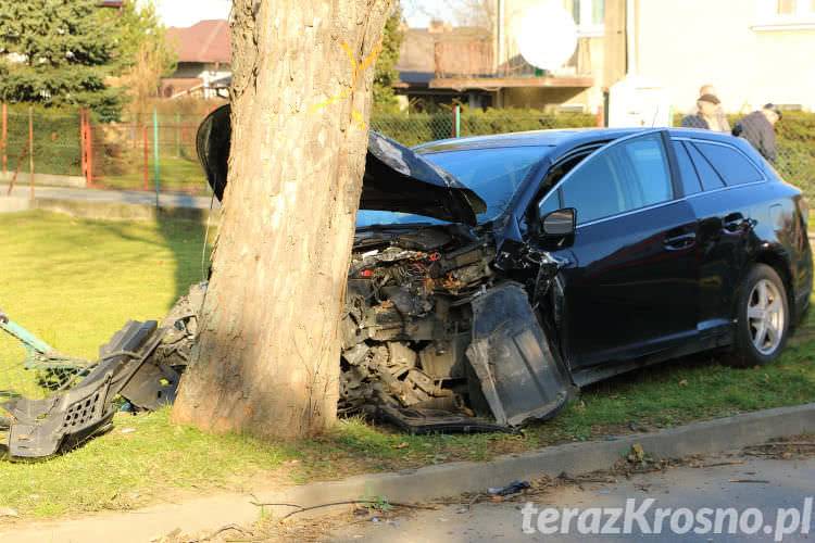 Toyota wbiła się w drzewo