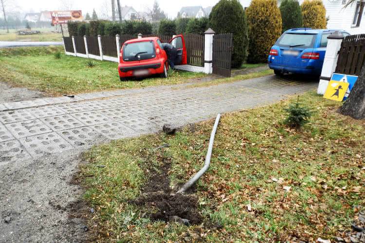 Kolizja w Ustrobnej. Samochód zatrzymał się na ogrodzeniu