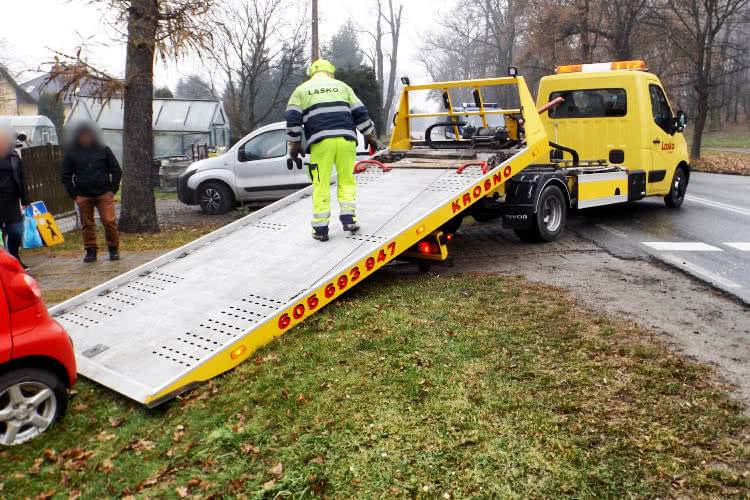 Kolizja w Ustrobnej. Samochód zatrzymał się na ogrodzeniu